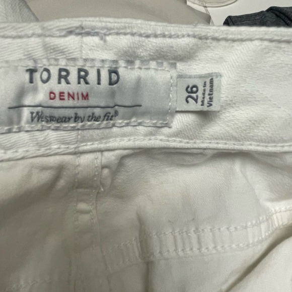 Torrid White Denim Shorts Sz 26 EUC Curvy Plus - Picture 2 of 4
